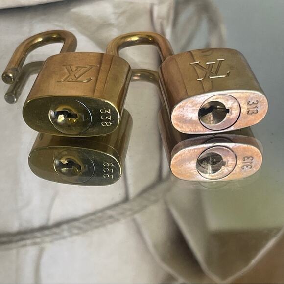 2 Authentic Louis Vuitton Brass Lock & Ket set for handbags - Picture 3 of 7